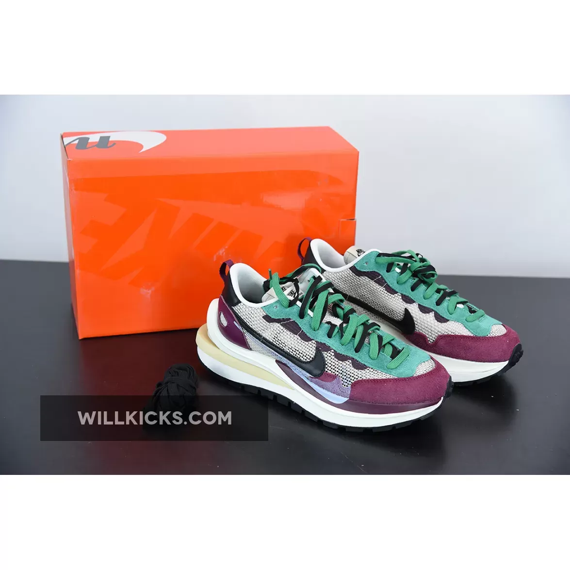 Sacai x Nike VaporWaffle String/Black-Villain Red-Neptune Green / red and black villain